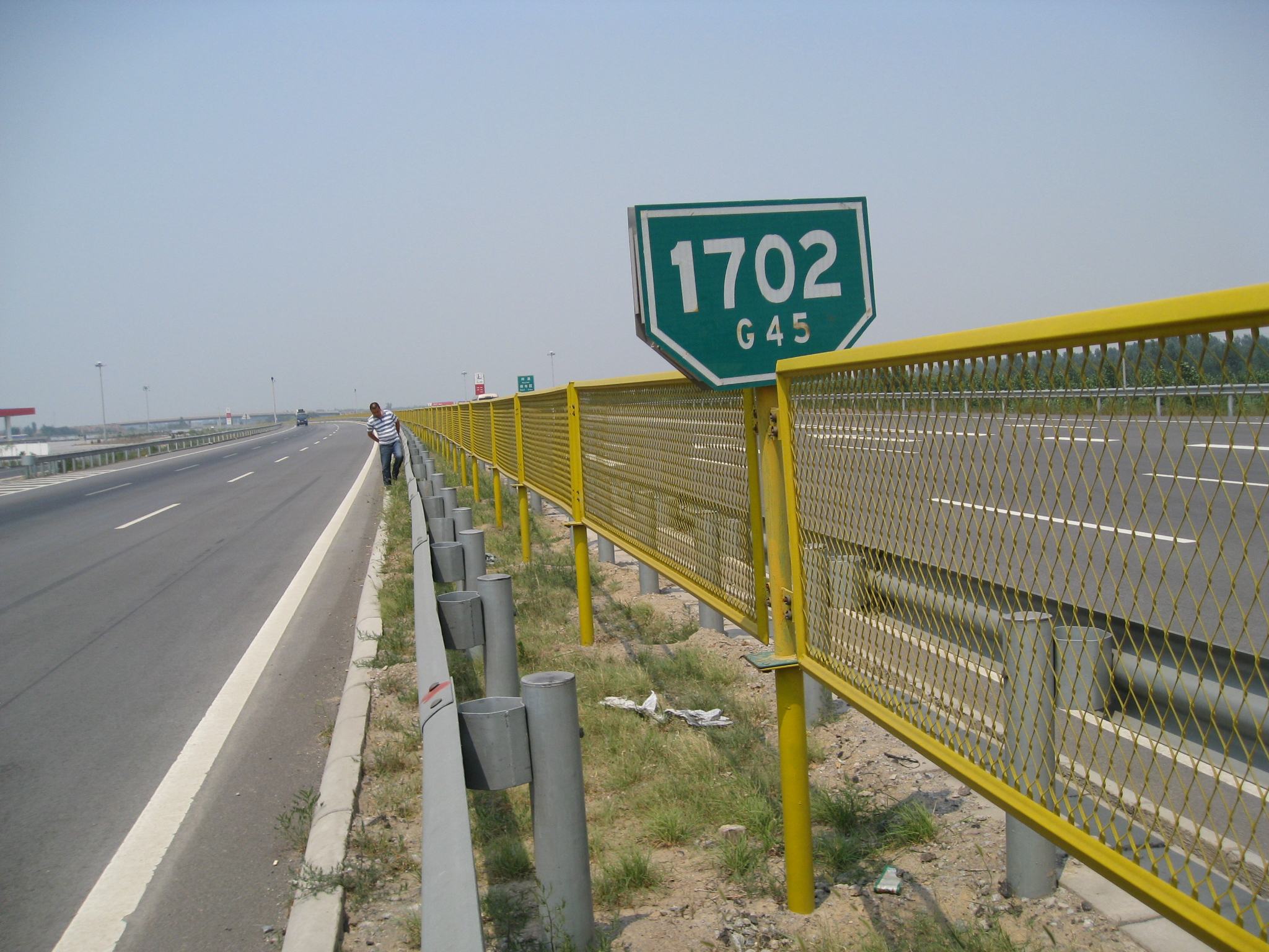埋設(shè)過路管和道路安裝交通標(biāo)識(shí)工程